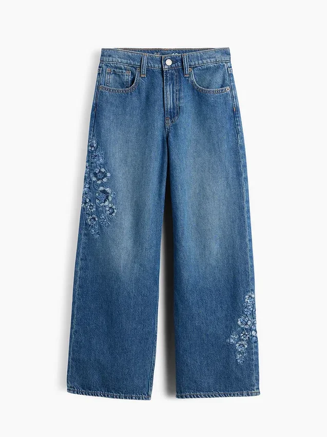 Jeans da bambino a vita bassa, gamba larga, con ricami floreali