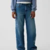 Jeans da bambino a vita bassa, gamba larga, con ricami floreali