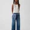 Jeans da bambino a vita bassa, gamba larga, con ricami floreali