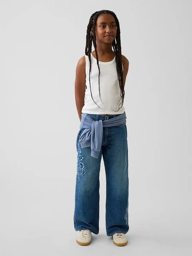 Jeans da bambino a vita bassa, gamba larga, con ricami floreali