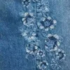 Jeans da bambino a vita bassa, gamba larga, con ricami floreali