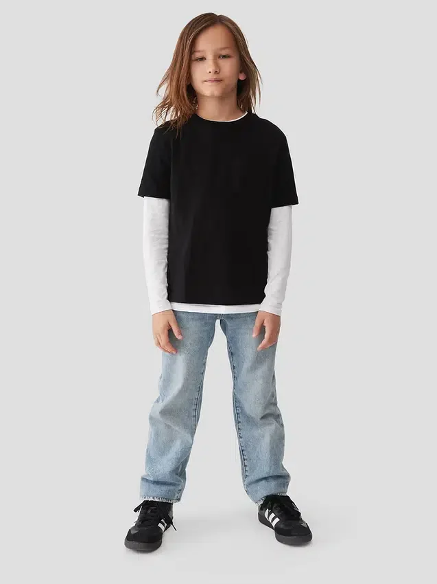Jeans da bambino dal taglio dritto e morbido