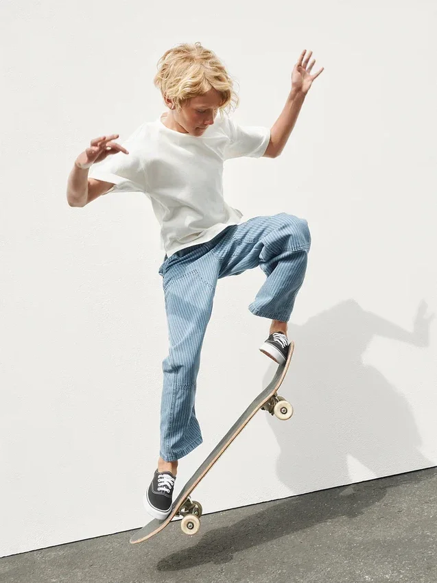 Jeans da carpentiere a righe larghi con rinforzi sulle ginocchia per bambini
