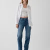 Jeans dritti dal taglio rilassato a vita media con orlo asimmetrico