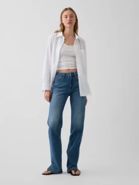 Jeans dritti dal taglio rilassato a vita media con orlo asimmetrico
