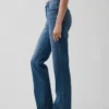 Jeans dritti dal taglio rilassato a vita media con orlo asimmetrico