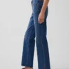 Jeans dritti dal taglio rilassato a vita media con orlo asimmetrico