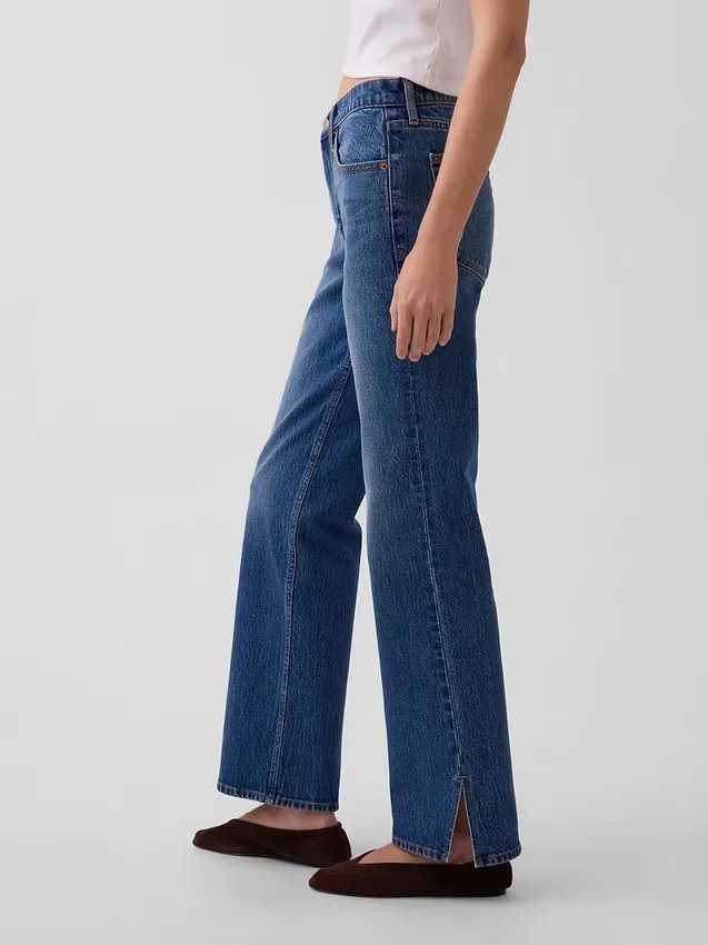 Jeans dritti dal taglio rilassato a vita media con orlo asimmetrico
