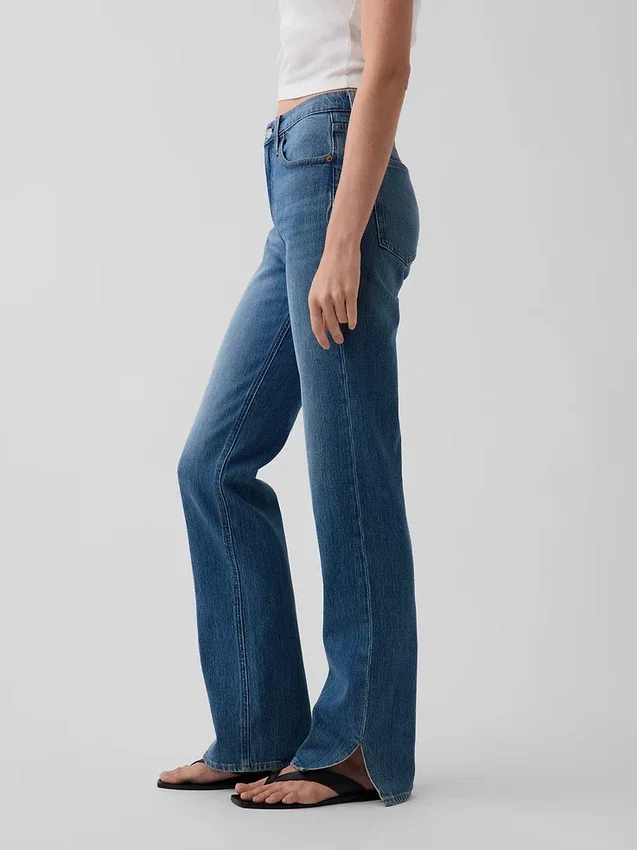 Jeans dritti dal taglio rilassato a vita media con orlo asimmetrico