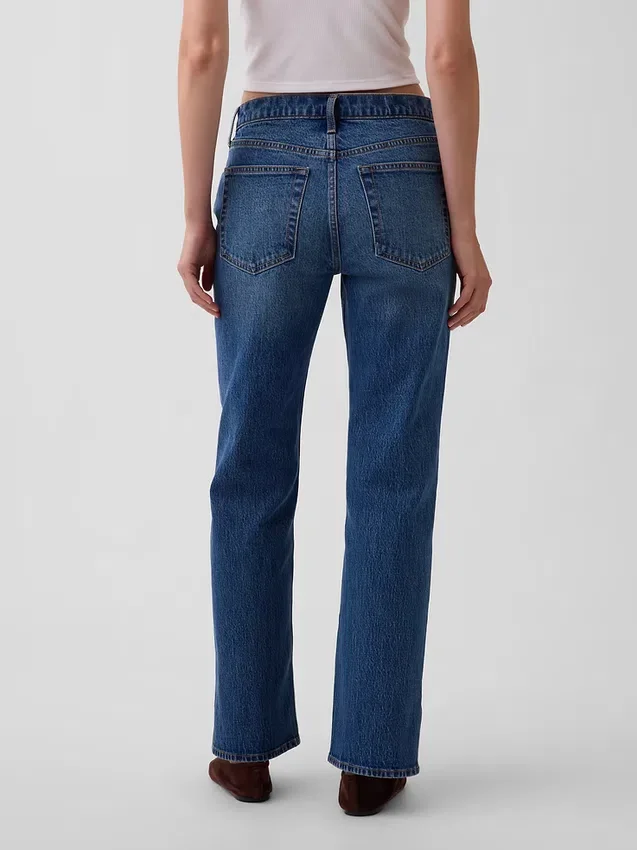 Jeans dritti dal taglio rilassato a vita media con orlo asimmetrico