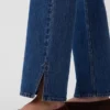 Jeans dritti dal taglio rilassato a vita media con orlo asimmetrico