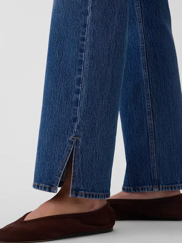 Jeans dritti dal taglio rilassato a vita media con orlo asimmetrico