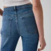 Jeans dritti dal taglio rilassato a vita media con orlo asimmetrico