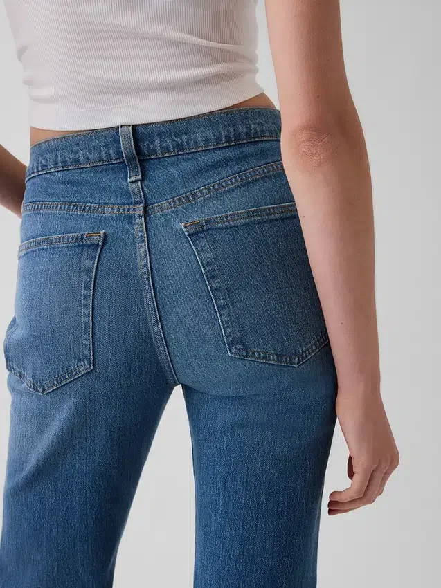 Jeans dritti dal taglio rilassato a vita media con orlo asimmetrico