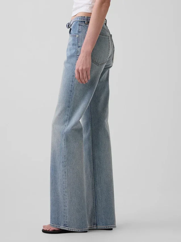 Jeans dritti dal taglio rilassato con micro cintura e vita media
