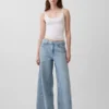 Jeans larghi a vita media con cintura
