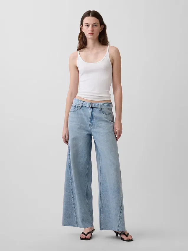Jeans larghi a vita media con cintura