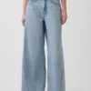 Jeans larghi a vita media con cintura