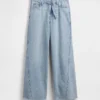 Jeans larghi a vita media con cintura