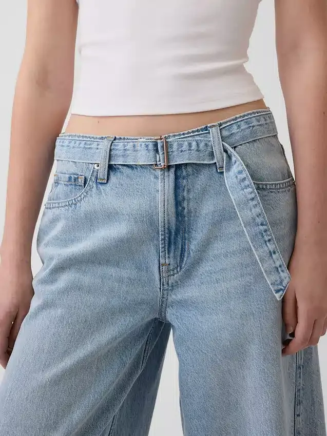 Jeans larghi a vita media con cintura