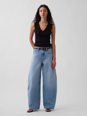 Jeans larghi a vita media con gamba affusolata