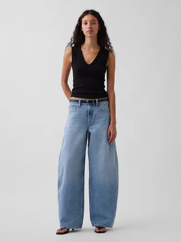 Jeans larghi a vita media con gamba affusolata