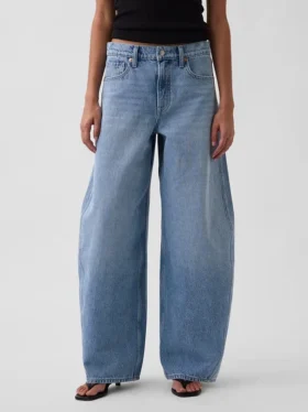 Jeans larghi a vita media con gamba affusolata