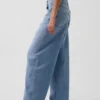Jeans larghi a vita media con gamba affusolata