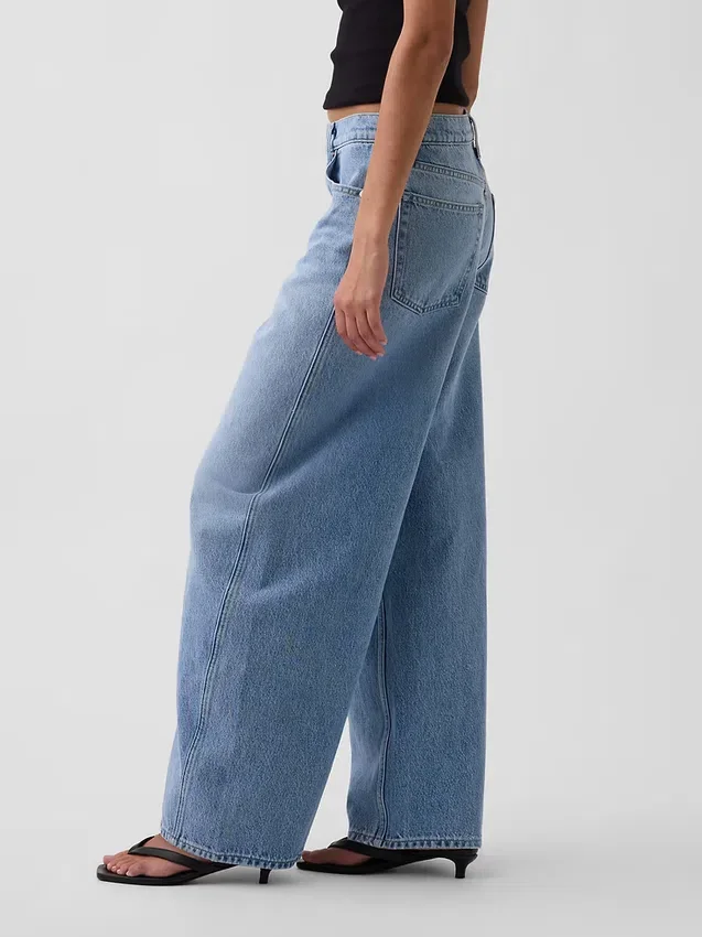 Jeans larghi a vita media con gamba affusolata