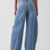 Jeans larghi a vita media con gamba affusolata