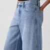 Jeans larghi a vita media con gamba affusolata