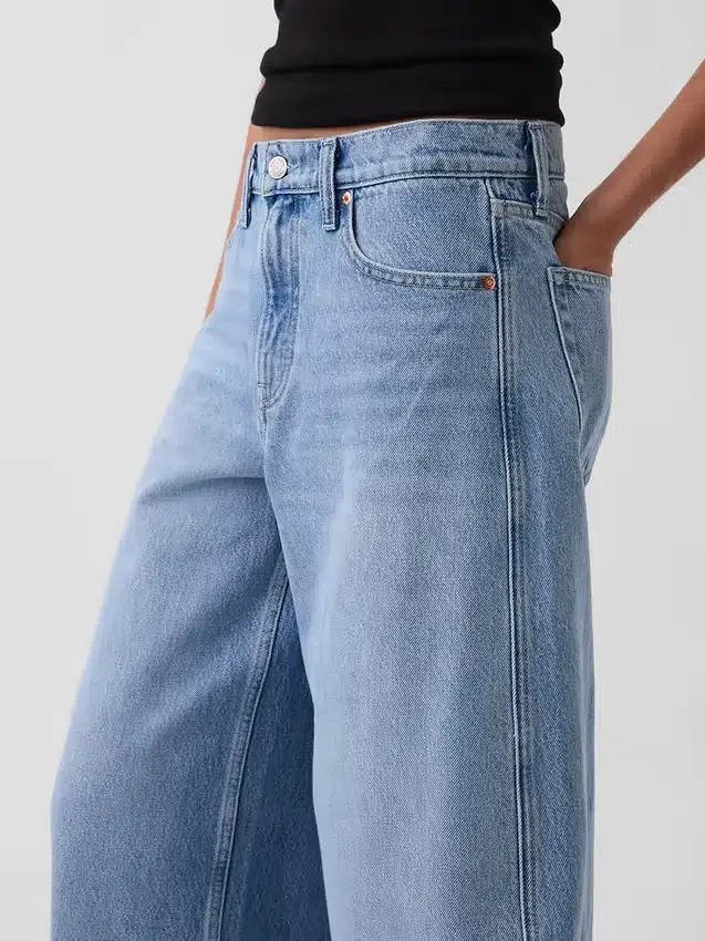 Jeans larghi a vita media con gamba affusolata