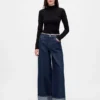 Jeans larghi a vita media con risvolto metallizzato