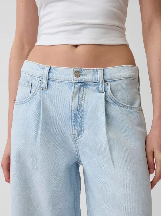 Jeans larghi a vita media, morbidissimi e con pieghe