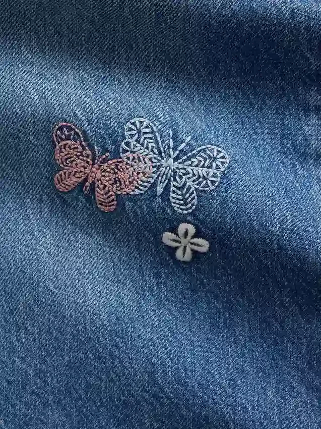 Jeans larghi da bambino a vita bassa con ricami