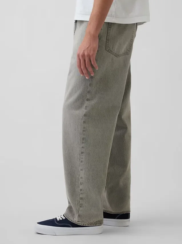 Jeans larghi e rigidi