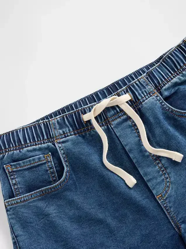 Jeans larghi in denim lavorato a maglia a vita media