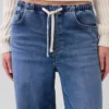 Jeans larghi in maglia a vita media
