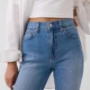 Jeans slim dritti a vita alta con risvolto in stile anni '90