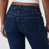 Jeans slim dritti a vita bassa in stile anni '90 per forme sinuose