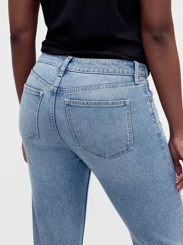 Jeans slim dritti a vita bassa in stile anni '90 per forme sinuose