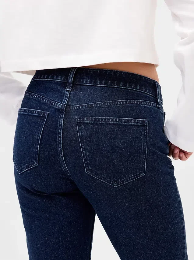 Jeans slim dritti a vita bassa in stile anni '90 per forme sinuose
