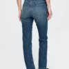 Jeans slim dritti anni ’90 a vita alta con cintura