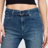 Jeans slim dritti anni ’90 a vita alta con cintura