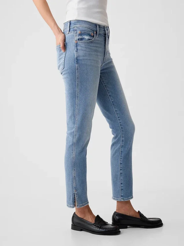 Jeans slim vintage a vita media con orlo a spacco
