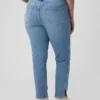 Jeans slim vintage a vita media con orlo a spacco