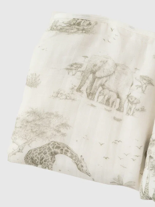 La copertina per neonati in bambù “Gilded Bird Safari Toile”