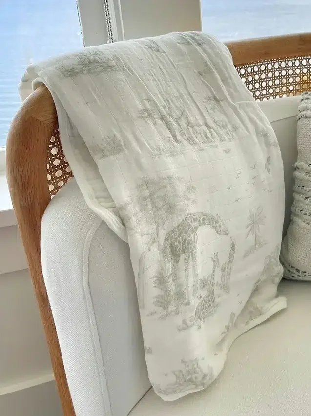 La copertina per neonati in bambù “Gilded Bird Safari Toile”