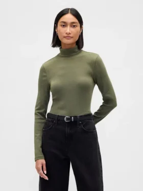 Maglia a collo alto moderna