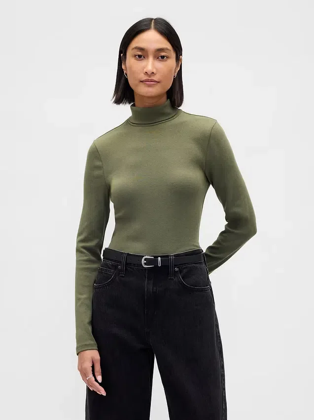 Maglia a collo alto moderna